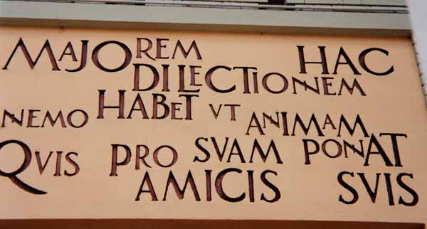 inscription au fronton de l'glise